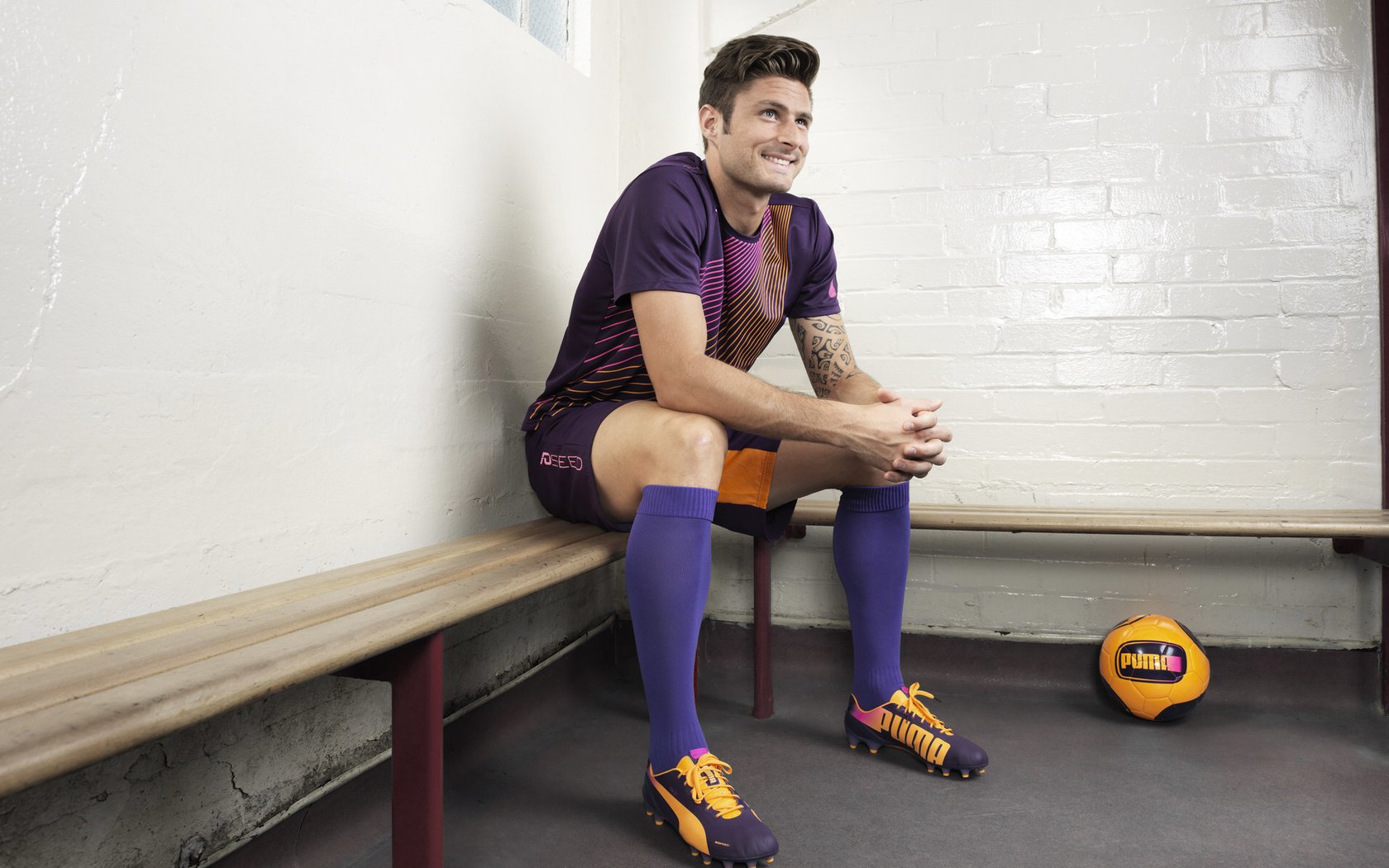 电子竞技足球比赛成为新潮流，吸引大批年轻观众，电竞足球项目